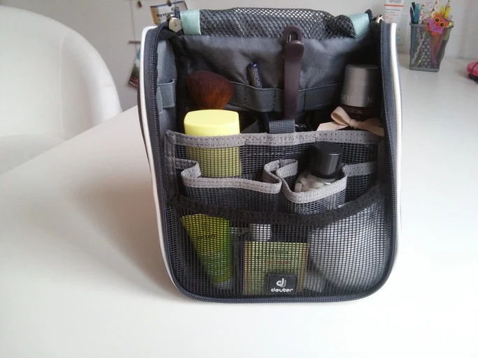 viseča kozmetična torbica s predali Deuter Wash Center