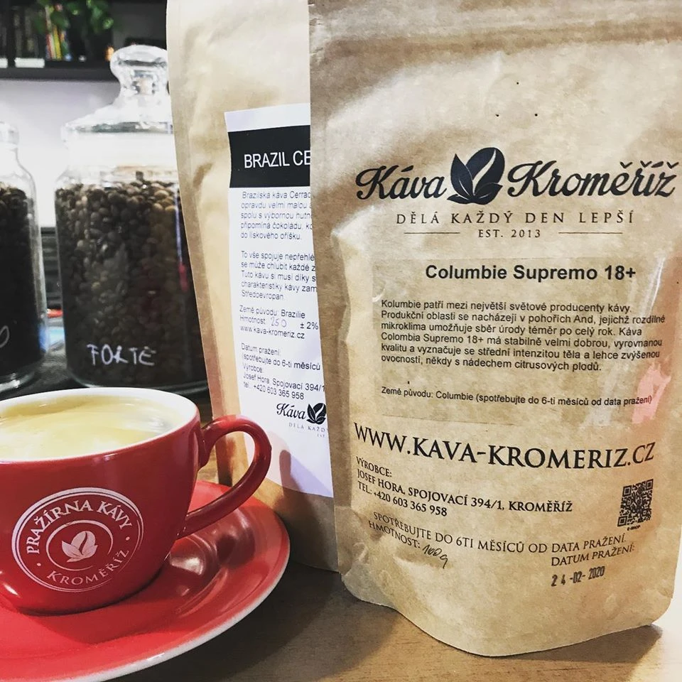 kava s peno in paket kave iz družinske pražarne Káva Kroměříž